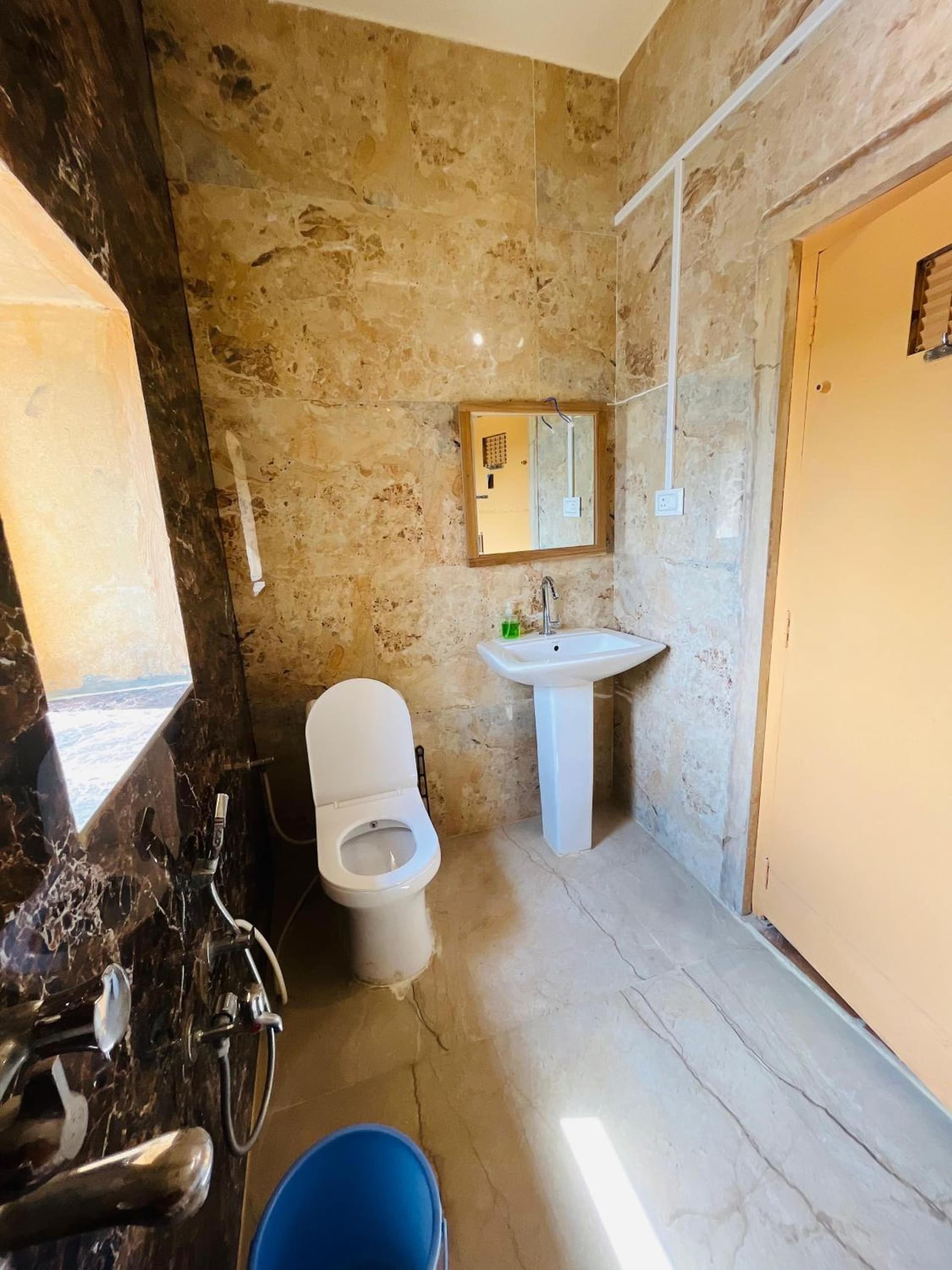 Mud Mirror Guesthouse photo 4
