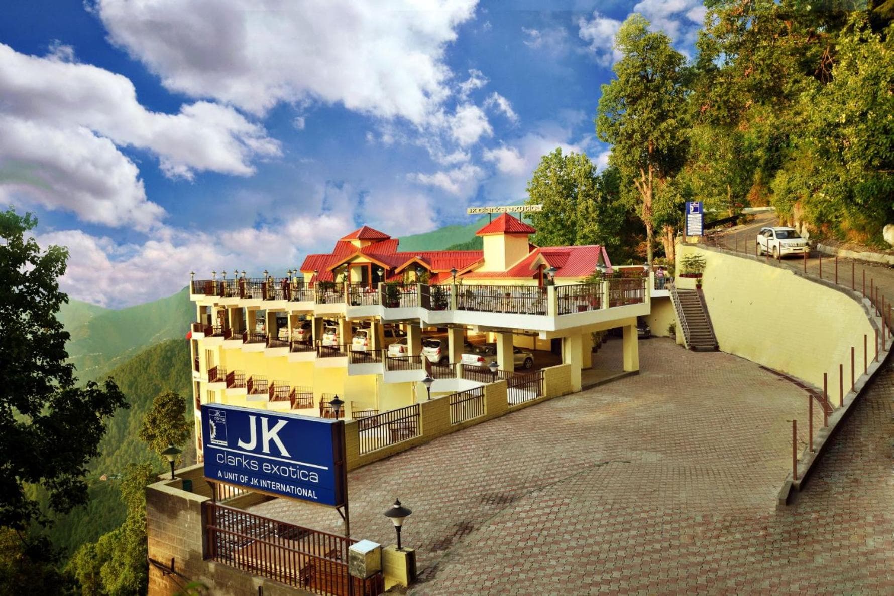 JK Clarks Exotica - Centrally Located with Stunning Valley View photo 2